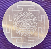 Load image into Gallery viewer, シュリヤントラ セレナイト グリッドエナジー ベース(小)  Selenite charger Sri Yantra (Small)