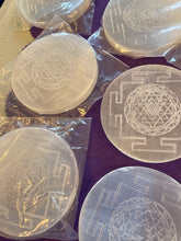 Load image into Gallery viewer, フラワーオブライフ セレナイト エナジーベース(小) Selenite charger flower of life (Small)