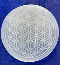 Load image into Gallery viewer, フラワーオブライフ セレナイト エナジーベース(小) Selenite charger flower of life (Small)