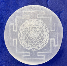 Load image into Gallery viewer, シュリヤントラ セレナイト グリッドエナジー ベース(小)  Selenite charger Sri Yantra (Small)