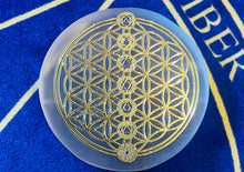 Load image into Gallery viewer, チャクラフラワーオブライフセレナイトエナジーベース  Chakra flower of life Selenite charger