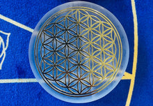 Load image into Gallery viewer, チャクラフラワーオブライフセレナイトエナジーベース  Chakra flower of life Selenite charger