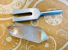 Load image into Gallery viewer, 浄化用チューナー と ダブル ポイント水晶 (4096ヘルツ)Crystal tuner 4096 hz with double points clear quartz