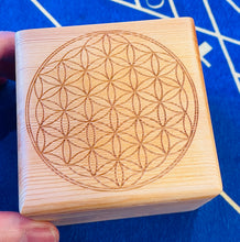 Load image into Gallery viewer, 惑星のクリスタルと フラワー オブ ライフ ボックス セット Planet Tumbled Crystal Set  with Flower of Life wooden Box