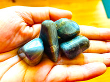 Load image into Gallery viewer, クリスタル タンブル ストーン サファイア Crystal Tumbled Stone Sapphire