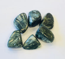 Load image into Gallery viewer, クリスタル タンブル ストーン セラフィナイト Crystal Tumbled Stone Seraphinite