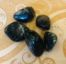 Load image into Gallery viewer, クリスタル タンブル ストーン セラフィナイト Crystal Tumbled Stone Seraphinite
