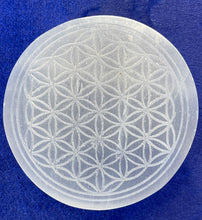 Load image into Gallery viewer, フラワーオブライフ セレナイト エナジーベース（小） Selenite charger flower of life (Small)
