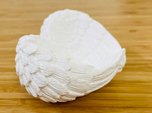 Load image into Gallery viewer, 天使の羽のクリスタルスタンドwing heart shaped crystal holder
