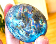Load image into Gallery viewer, 宇宙からブルーのメッセージを受け取るラブラドライトパームストーンBlue Labradorite Polished Stone Palm
