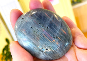 宇宙からブルーのメッセージを受け取るラブラドライトパームストーンBlue Labradorite Polished Stone Palm