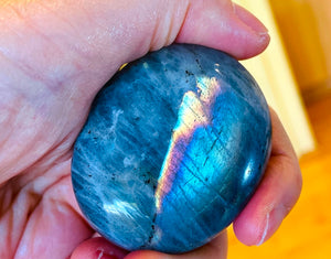 宇宙からブルーのメッセージを受け取るラブラドライトパームストーンBlue Labradorite Polished Stone Palm