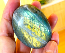 Load image into Gallery viewer, 宇宙からブルーのメッセージを受け取るラブラドライトパームストーンBlue Labradorite Polished Stone Palm
