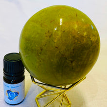 Load image into Gallery viewer, ベスタ女神のパワーストーン　オリーブグリーンオパール　球体のクリスタルA Green Opal Sphere
