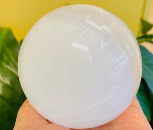 球体のクリスタル セレナの石セレナイト(イ）sphere