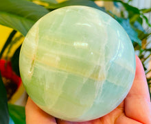 Load image into Gallery viewer, 球体のクリスタル エコーと木星の石、ピスタチオカルサイト（ク） sphere
