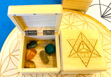 Load image into Gallery viewer, 金運クリスタルとメタトロンキューブボックスセット Crystal Set Fortune Tumbled with Metatron Cube wooden Box
