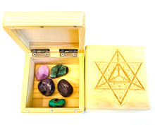 Load image into Gallery viewer, ５大ヒーリングクリスタルとメタトロンキューブのボックスセット Crystal Set Healing Tumbled with Metatron Cube Box
