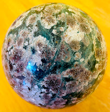 Load image into Gallery viewer, 球体のクリスタル グリーンチェリーブロッサム巨大球体！（金星とプシケ）　GREEN CHERRY

