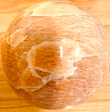 Load image into Gallery viewer, 球体のクリスタル オレンジムーンストーン ラージ（月、セレナ、セレス）
