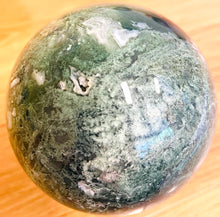 Load image into Gallery viewer, クリスタルの球体 モスアゲート球体（土星　ベスタ）　Moss Agate Stone
