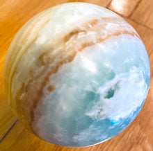 Load image into Gallery viewer, カリビアンスカイブルーカルサイト(j)球体（天王星とパラス）のクリスタル sphere
