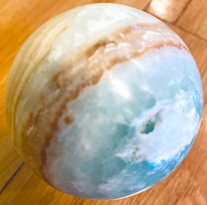 カリビアンスカイブルーカルサイト(j)球体（天王星とパラス）のクリスタル sphere