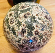 Load image into Gallery viewer, グリーン チェリー ジャスパー球体（金星とプシケ）a19　Green Cherry jasper Sphere a19
